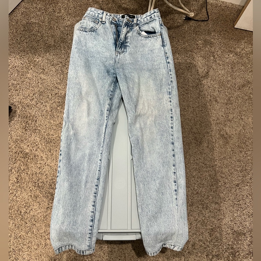 White Fox Boutique Light Wash Straight Leg Jeans low rise